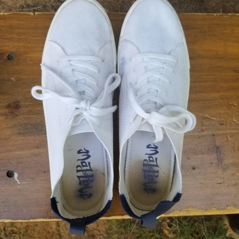 Tennis shoes